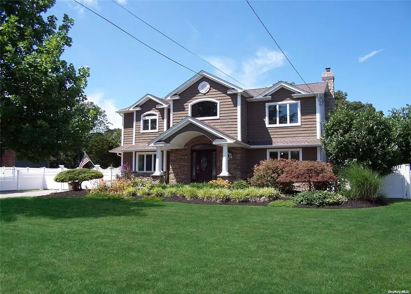 2262 Feuereisen AVE, Ronkonkoma, NY 11779