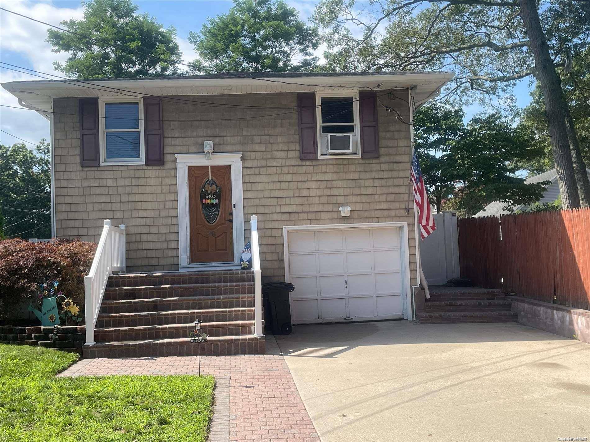 38 Forest ST, Ronkonkoma, NY 11779