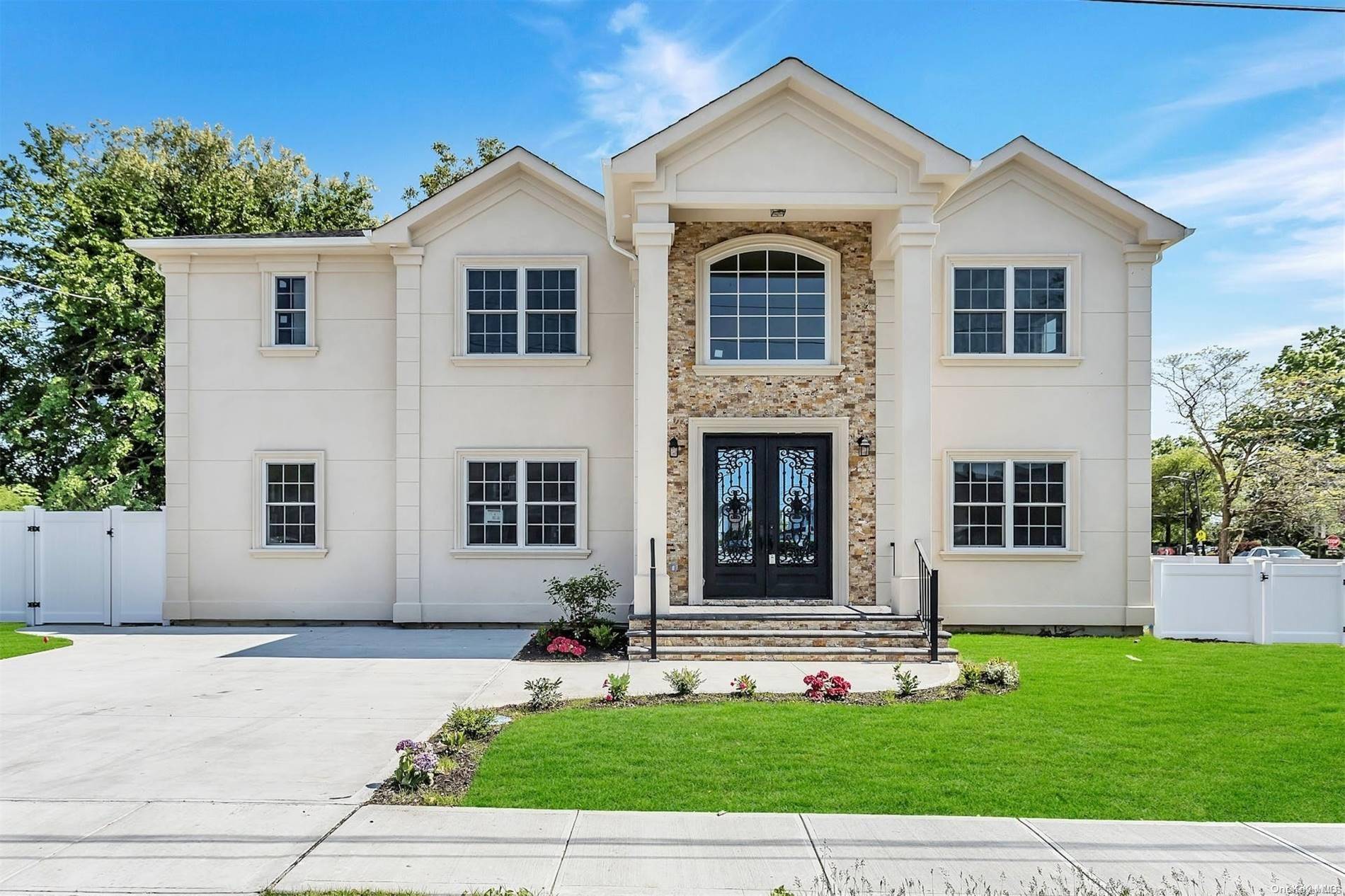 165 3rd ST, Hicksville, NY 11801