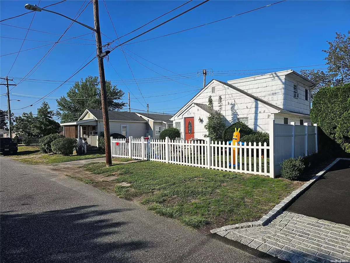 Riverhead, NY 11901,468 478 Hamilton AVE