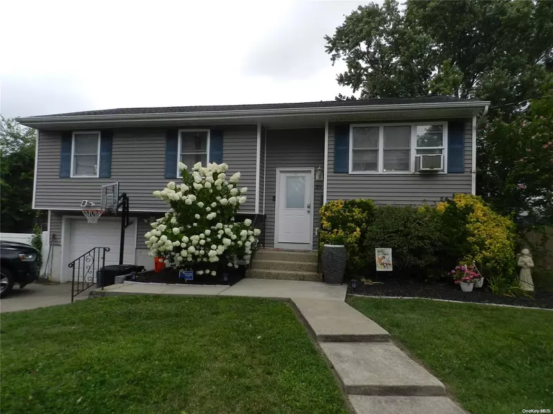 39 Juniper ST, Central Islip, NY 11722