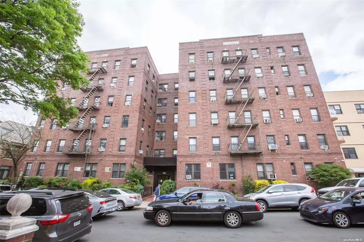 Elmhurst, NY 11373,40-37 77 ST #3G