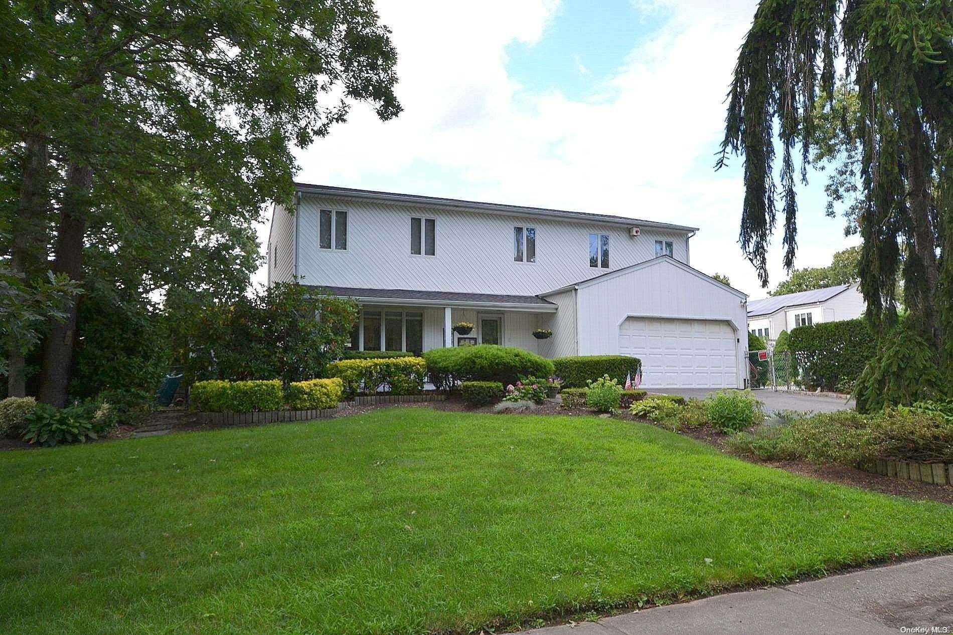 1 Tall Pines LN, Nesconset, NY 11767