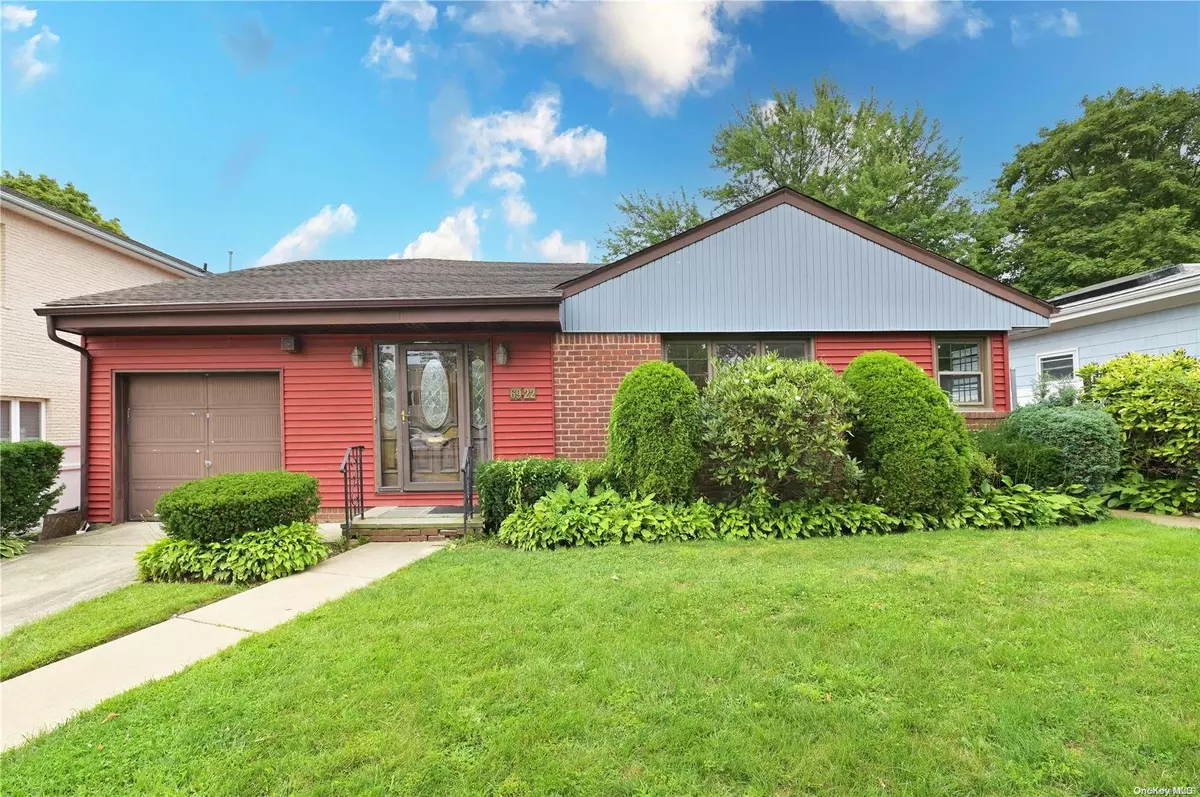 Glen Oaks, NY 11004,69-22 261st ST