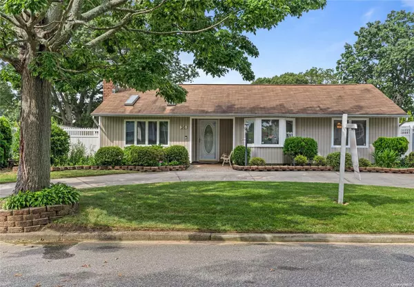36 Deville DR, Selden, NY 11784