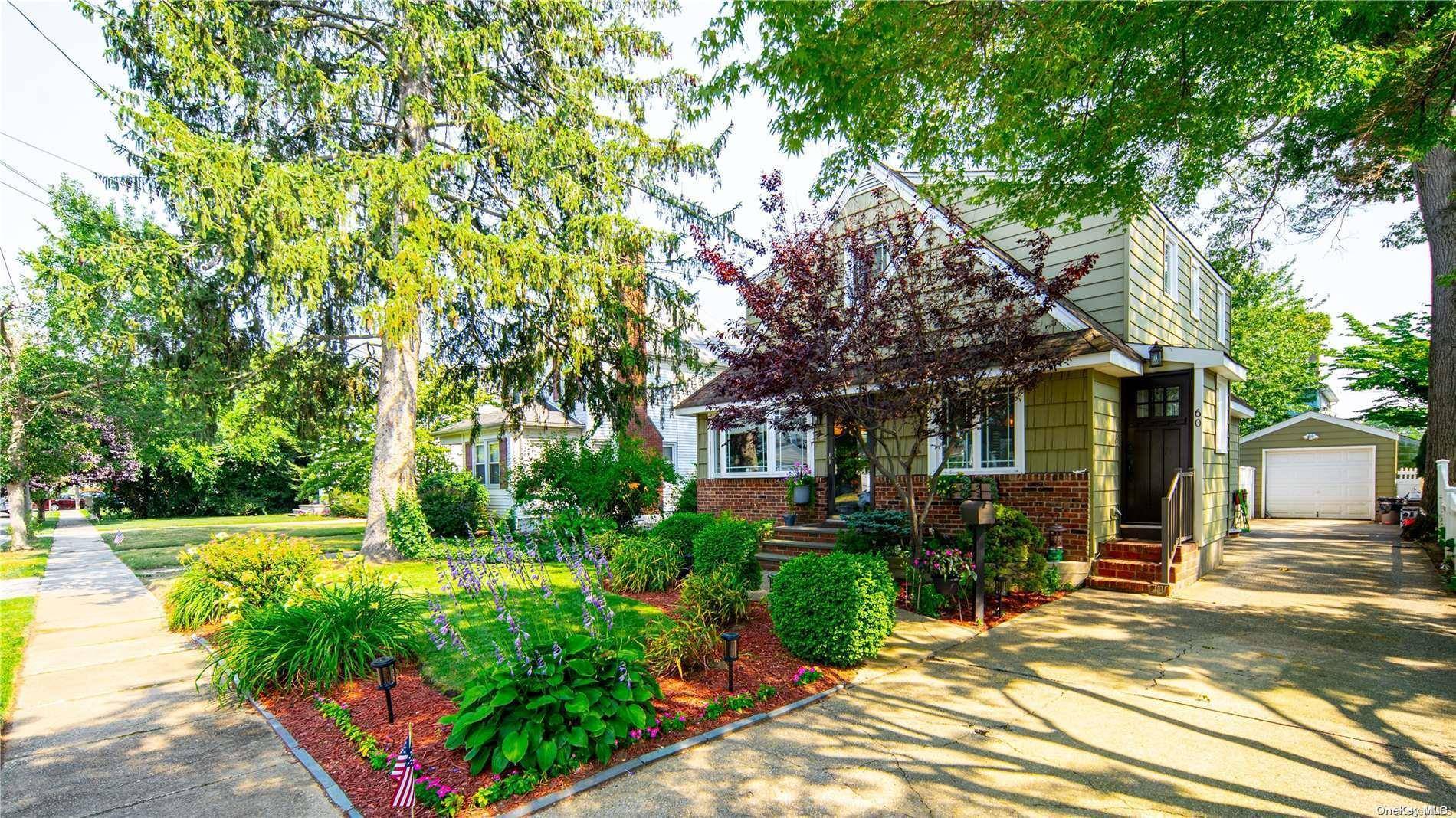 60 School ST, Malverne, NY 11565