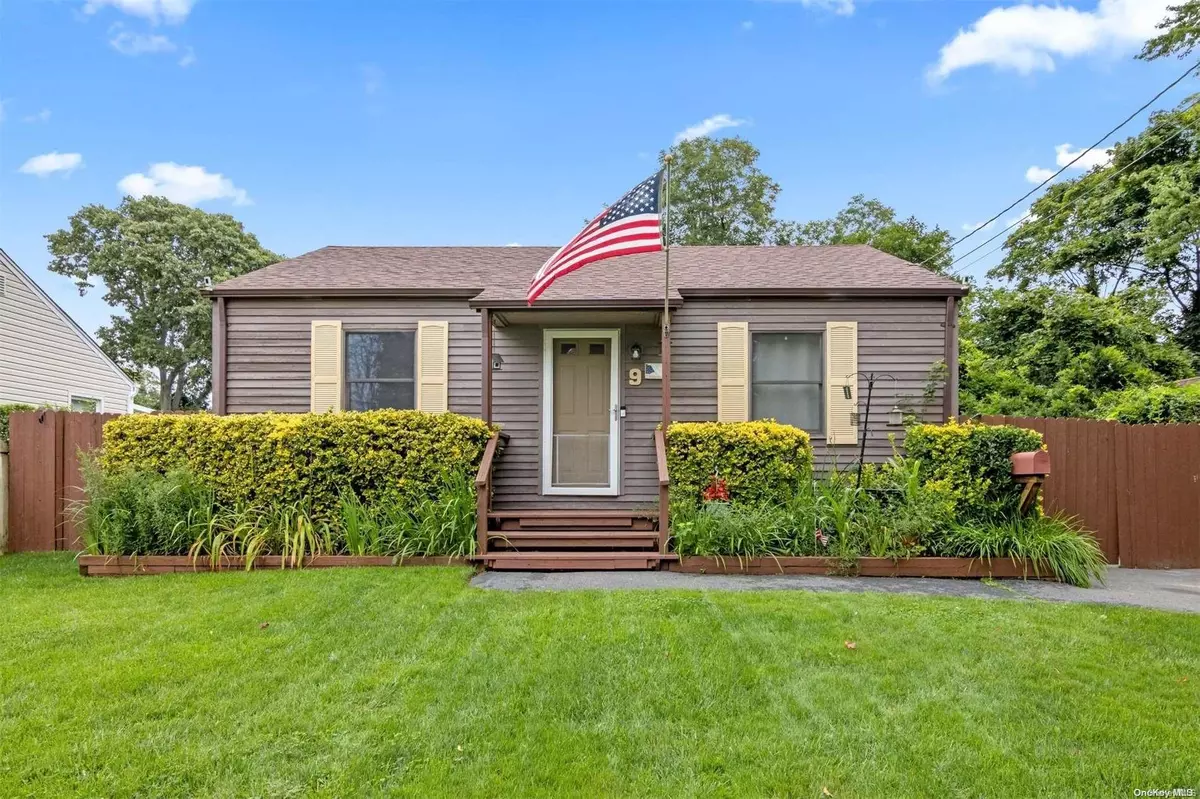 East Islip, NY 11730,9 Brook PL