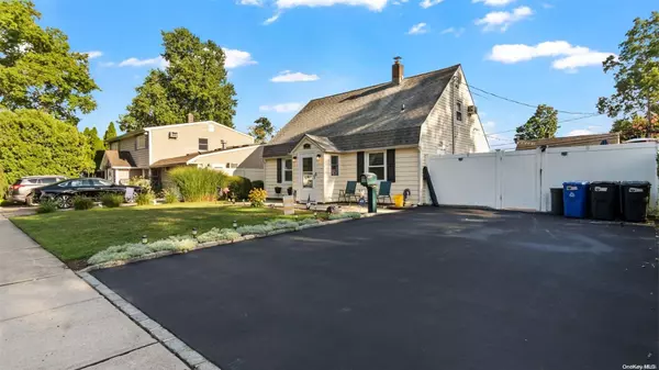 Levittown, NY 11756,12 Clover LN