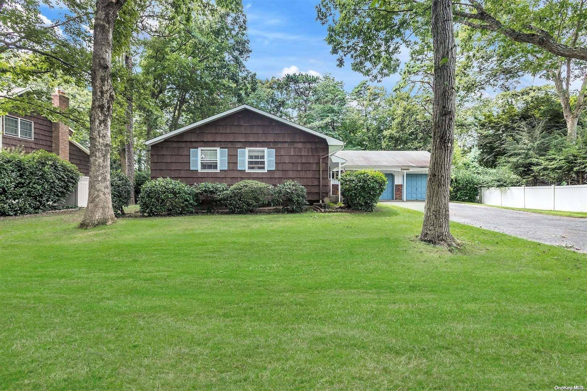 12 Gaigal DR, Nesconset, NY 11767