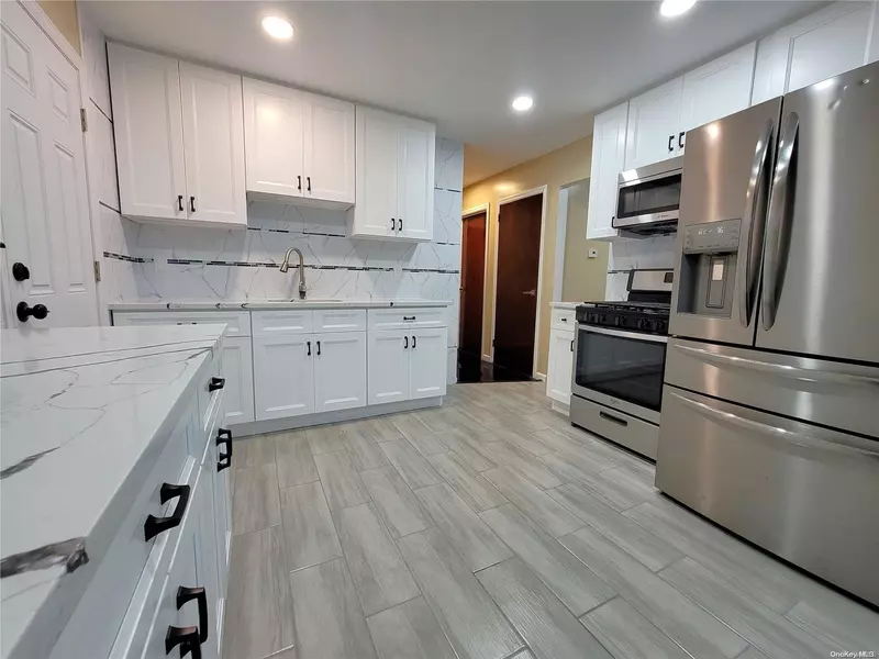 16 Windsor Pkwy, Hempstead, NY 11550