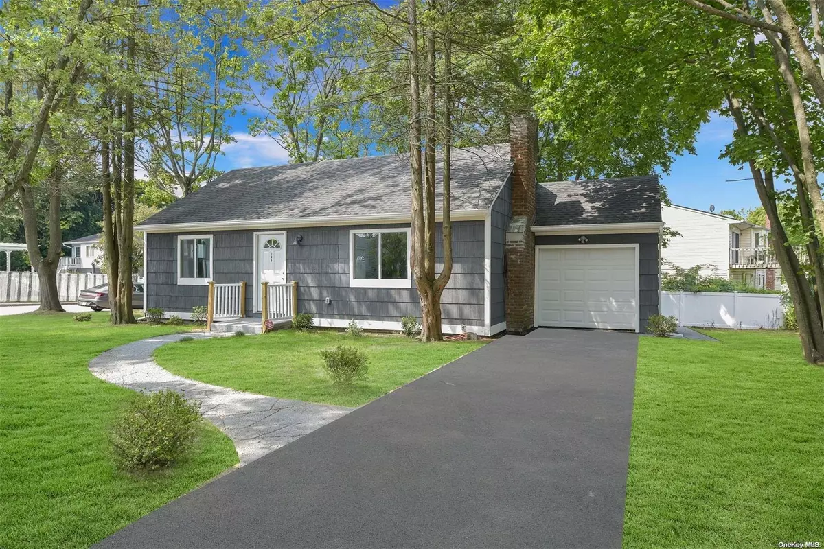 West Islip, NY 11795,746 Higbie LN