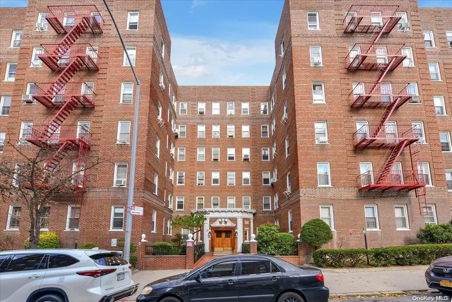 63-109 Saunders ST #C18, Rego Park, NY 11374