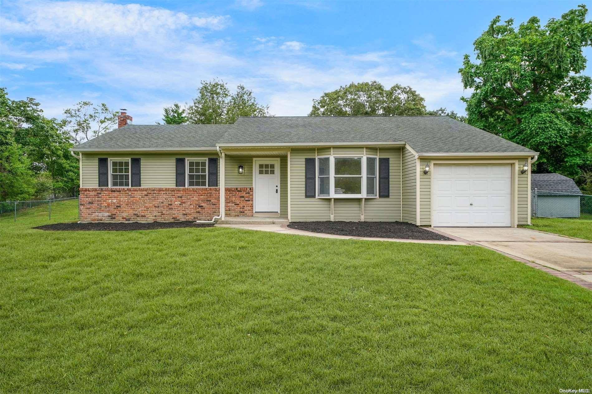 2 Dundalk RD, Manorville, NY 11949