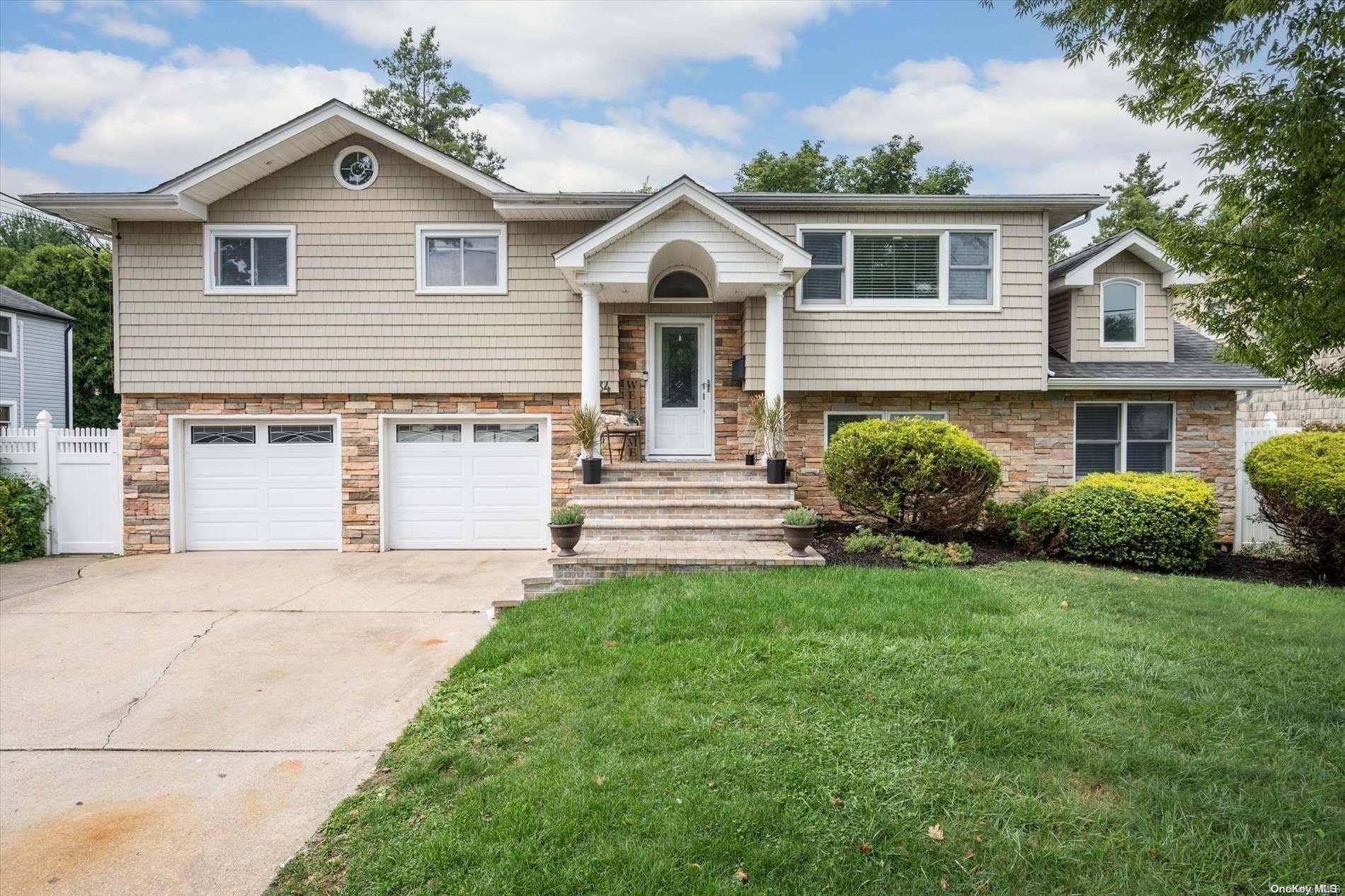 34 Cherry DR, Plainview, NY 11803