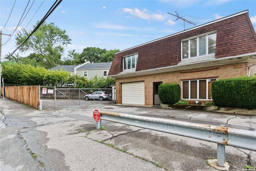 New ST, Glen Cove, NY 11542