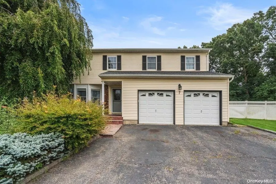 7 Leon, Centereach, NY 11720