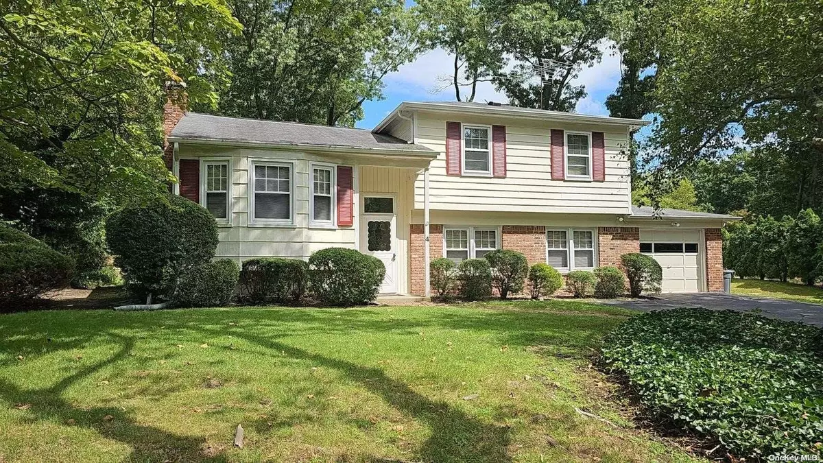 South Huntington, NY 11746,4 Lowick PL