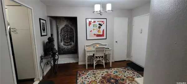 55 S Bergin PL #3F, Freeport, NY 11520