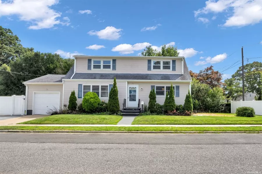 15 Macon ST, Lindenhurst, NY 11757