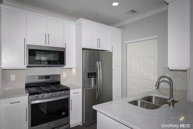 1 Charles Pond DR #8-823, Coram, NY 11727