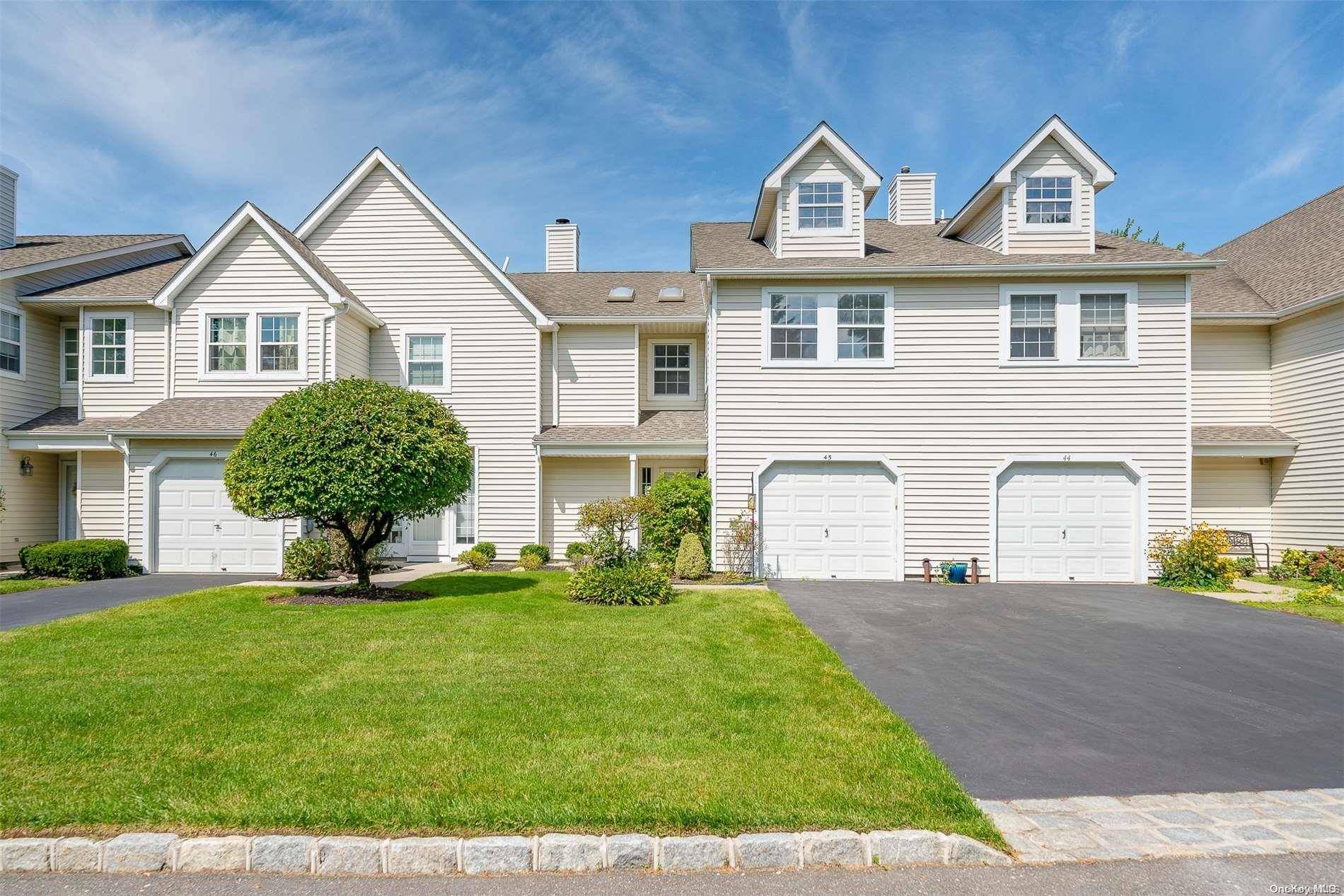 45 Erin LN #45, East Setauket, NY 11733