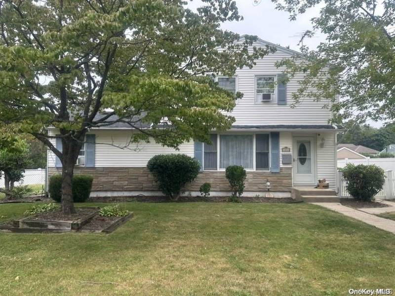 1093 Manor LN, Bay Shore, NY 11706