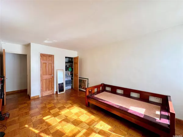 Flushing, NY 11354,34-20 Parsons BLVD #1M