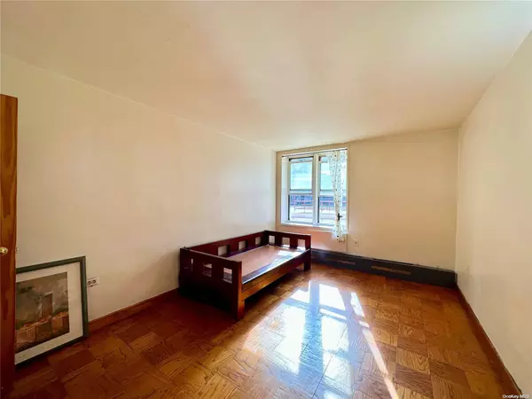 Flushing, NY 11354,34-20 Parsons BLVD #1M