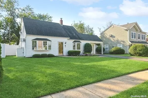 Levittown, NY 11756,11 Poppy LN