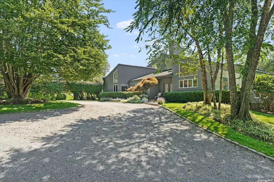 21 Wildwood LN, Quogue, NY 11959