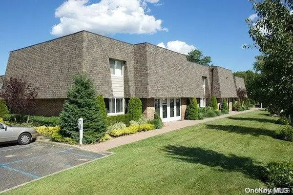 40 Philip WALK #PW76, West Babylon, NY 11704