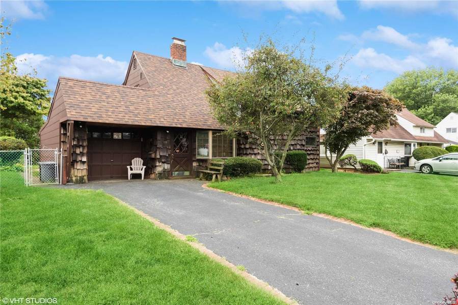 145 Duckpond DR, Wantagh, NY 11793