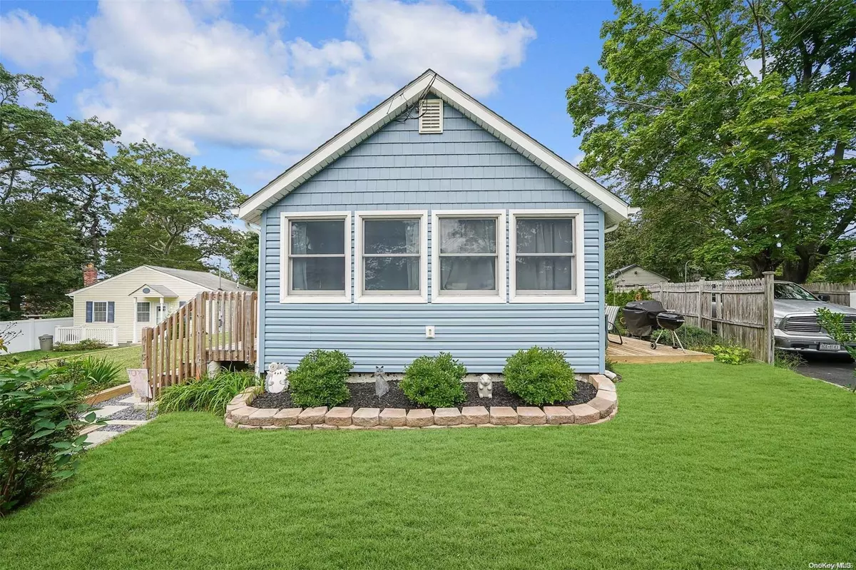 Rocky Point, NY 11778,415 Locust DR