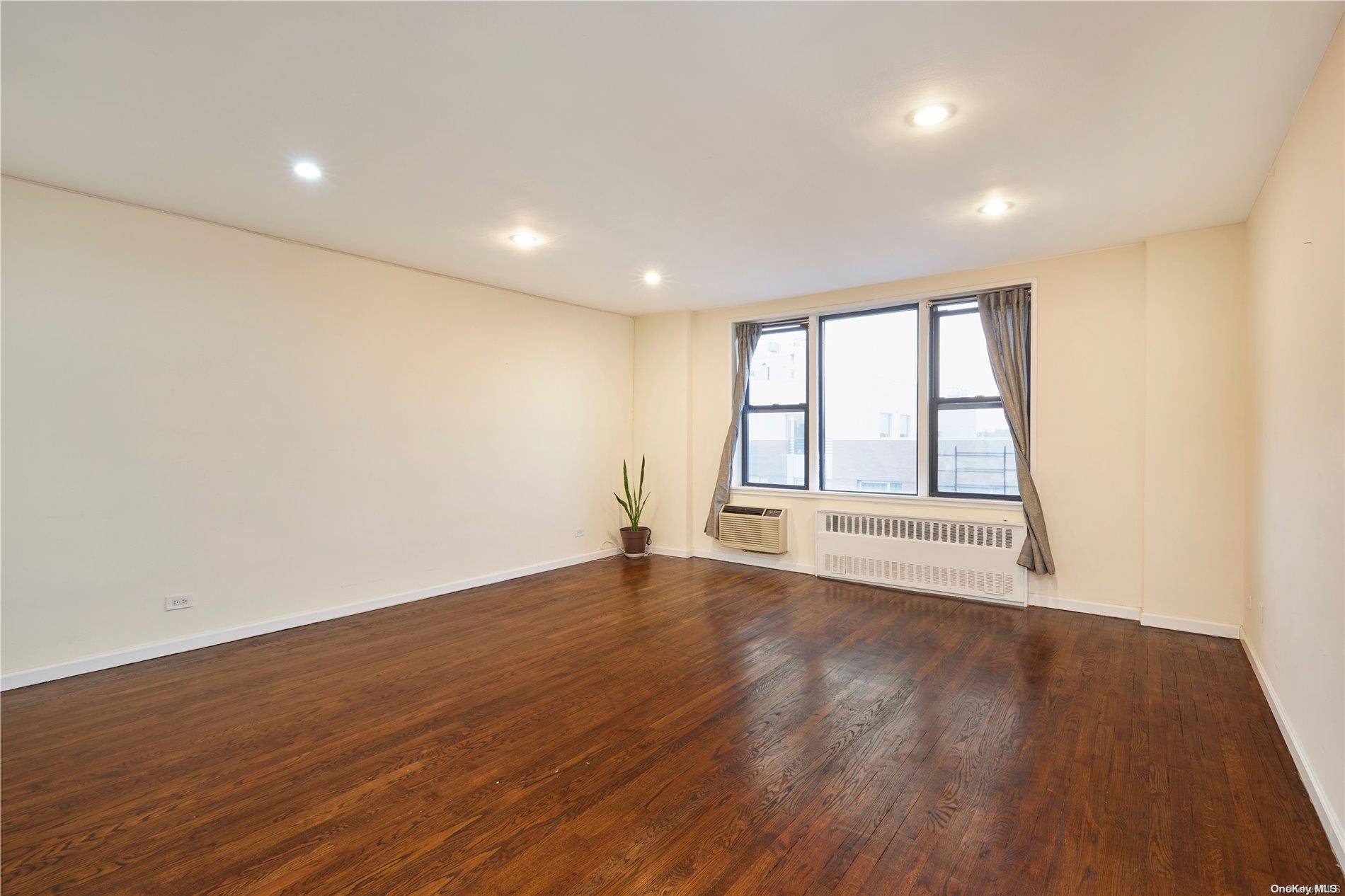 6550 Wetherole St #6H, Rego Park, NY 11374
