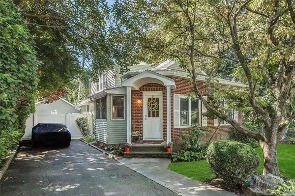 3 2nd ST, Glenwood Landing, NY 11547