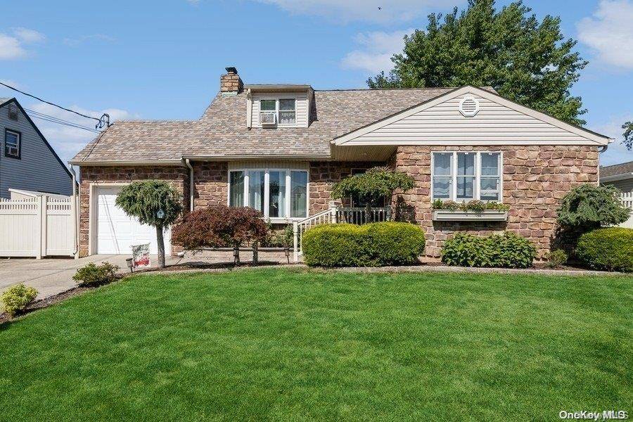 22 Birchfield AVE, Babylon, NY 11702