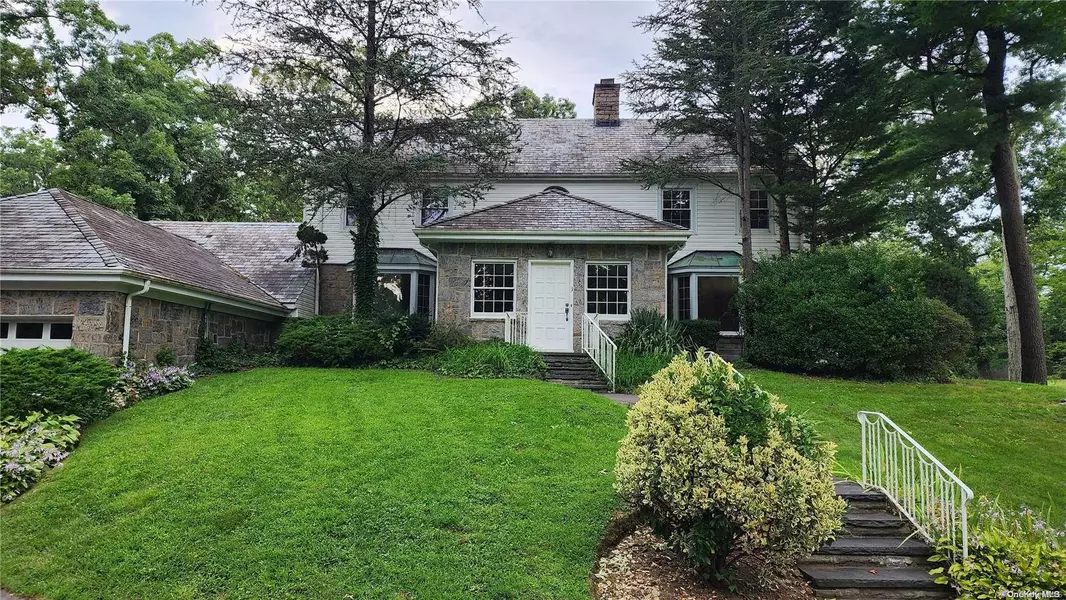 3 I U Willets RD, Old Westbury, NY 11568