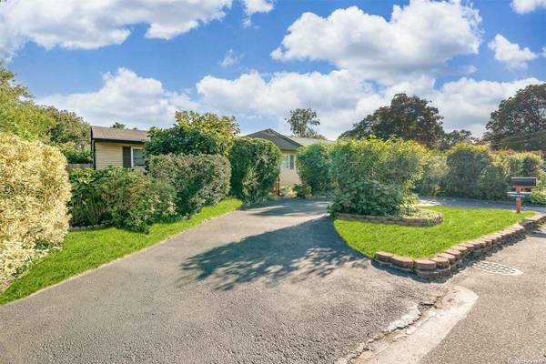 40 Adobe DR, Shirley, NY 11967