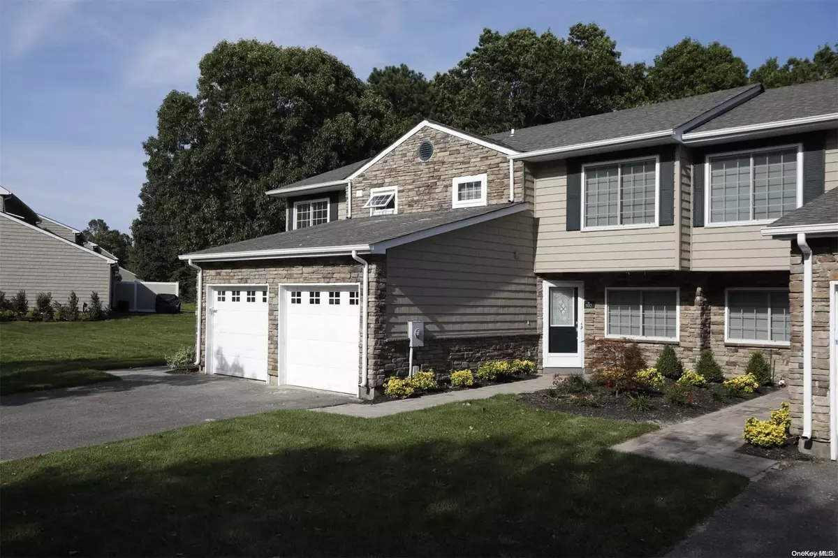 Coram, NY 11727,5000 Townhouse DR #203