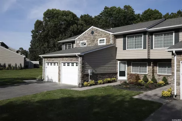 5000 Townhouse DR #203, Coram, NY 11727