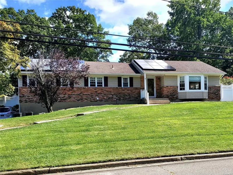 5 Patricia LN, Lake Grove, NY 11755