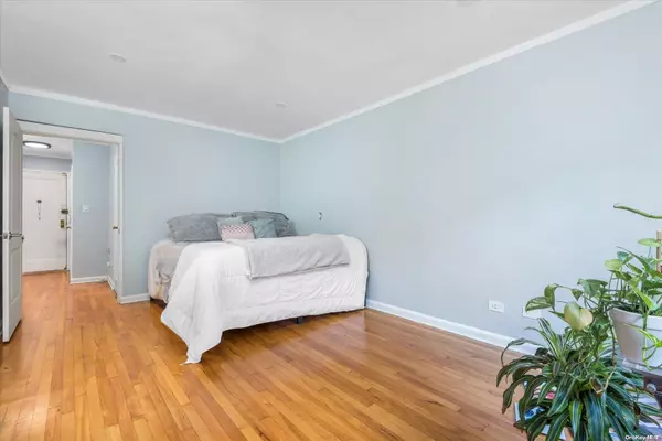 Jackson Heights, NY 11372,34-20 78th ST #2J