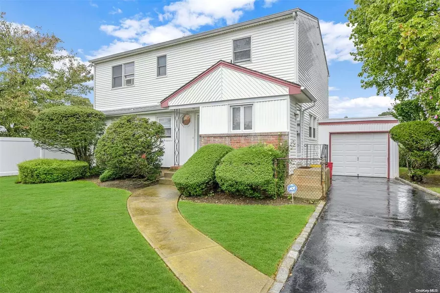 11 Wendy LN, Massapequa Park, NY 11762