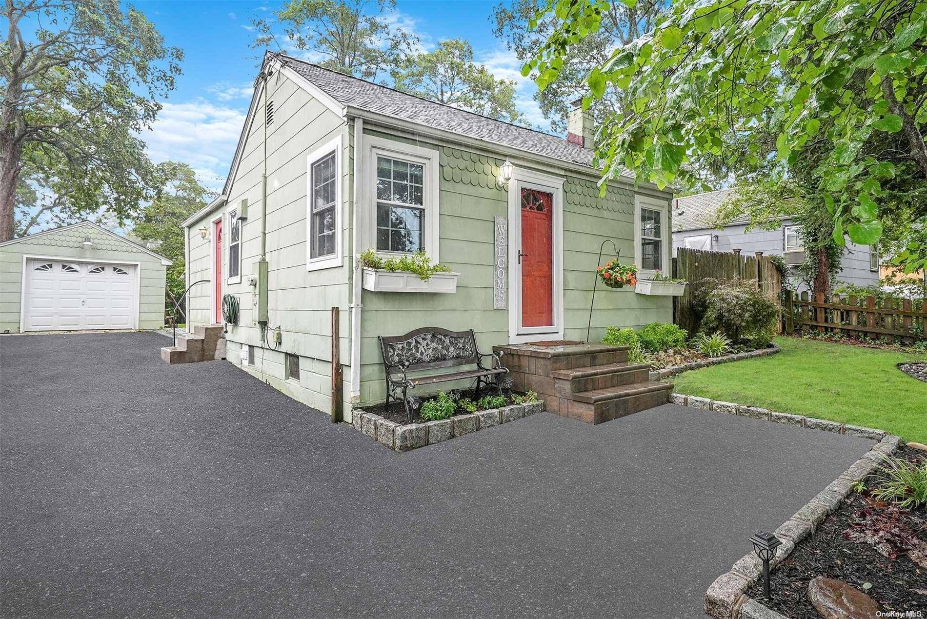251 Smith RD, Lake Ronkonkoma, NY 11779