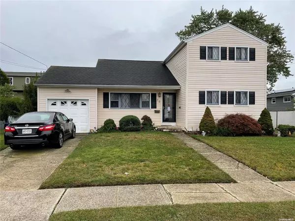 73 W Kissimee RD, Lindenhurst, NY 11757