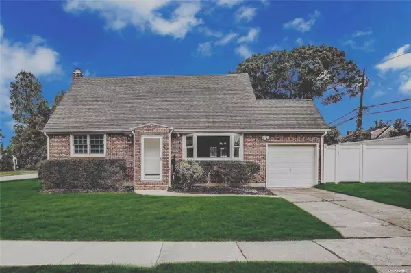 4 Laurel CT, East Norwich, NY 11732