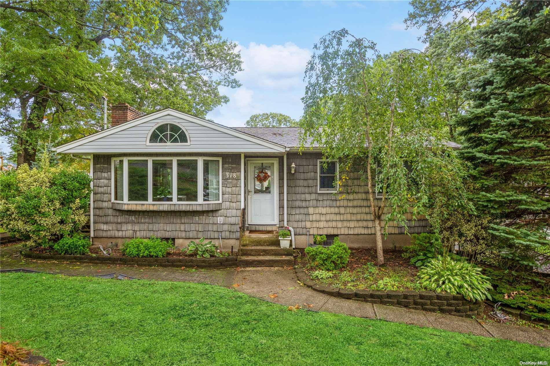 318 Shelter RD, Ronkonkoma, NY 11779
