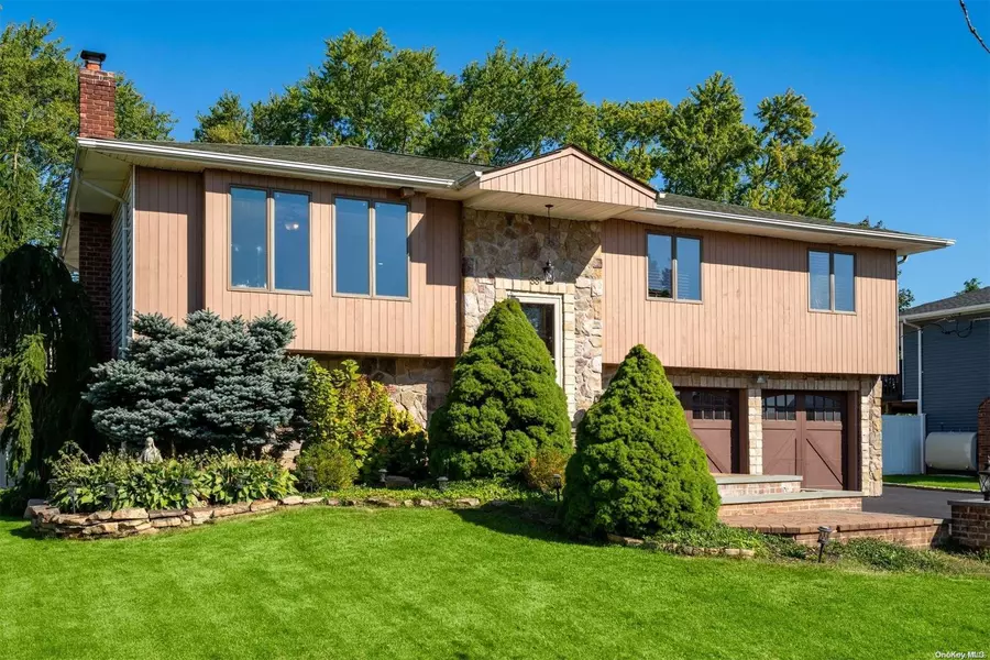 88 Harvest LN, Commack, NY 11725