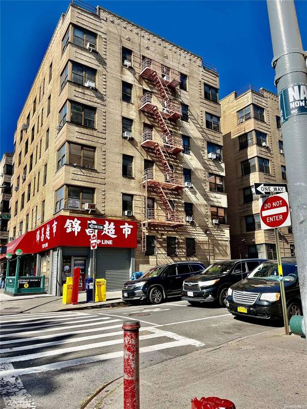 82-01 Britton AVE #1M,  Elmhurst,  NY 11373