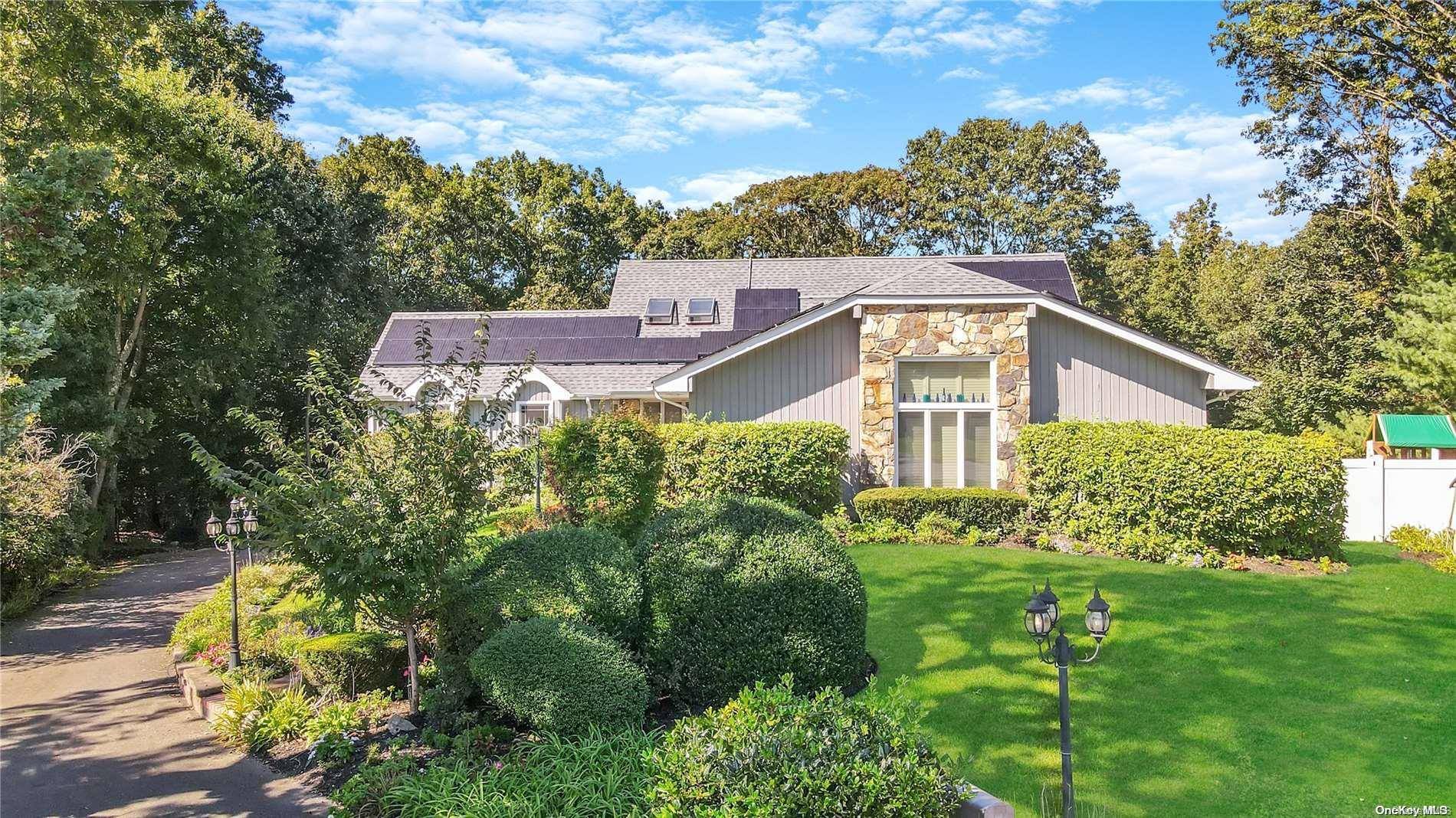 8 Claremont CT, Smithtown, NY 11787